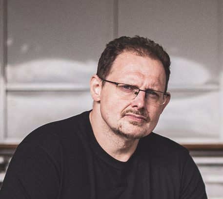 Drsný thriller s duší: Nový český autor míchá brutalitu devadesátek, cynický humor i nečekaný soucit